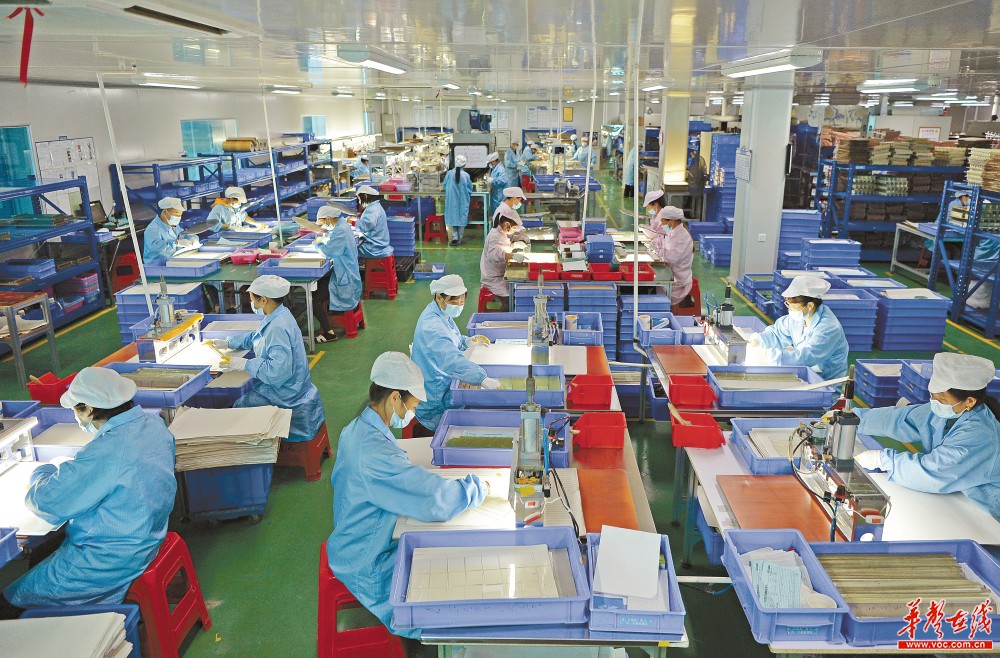 产品出国门 企业生产忙 电子元器件产业加速全球化布局